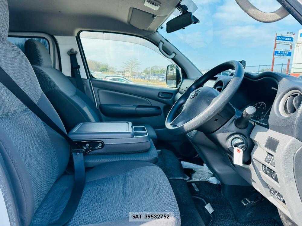 Nissan NV350 Caravan 2019 3403664-11