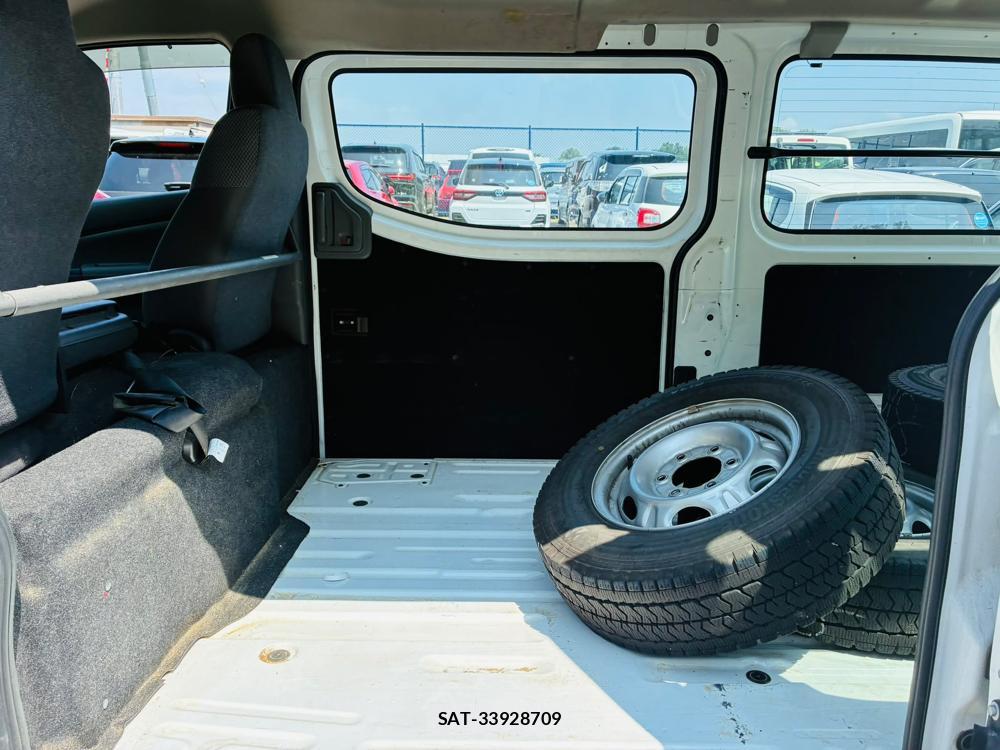 Nissan NV350 Caravan 2020-06 8118827-9