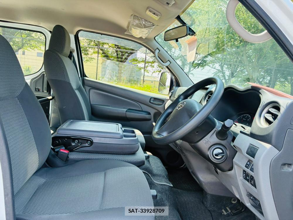 Nissan NV350 Caravan 2020-06 8118827-11