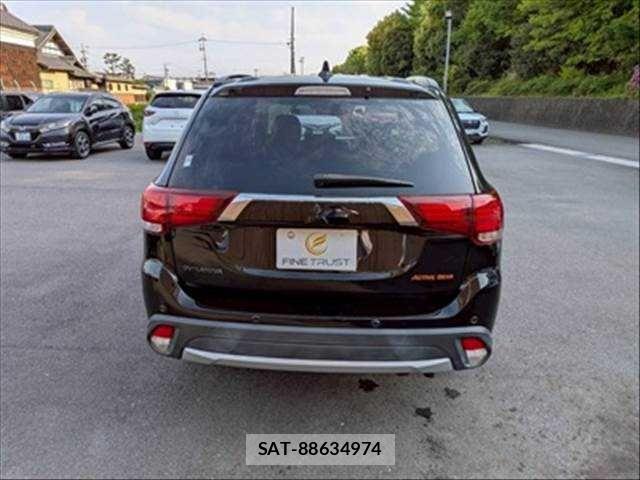 Mitsubishi OUTLANDER 2017-09 6682812-16