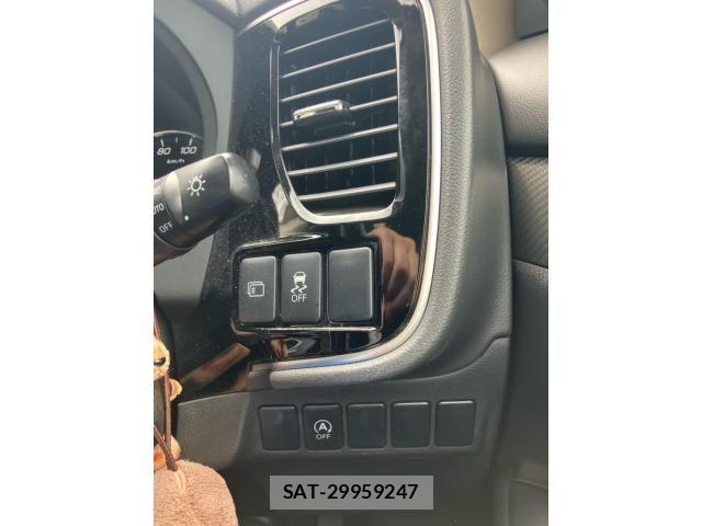 Mitsubishi OUTLANDER 2016-01 7456663-18