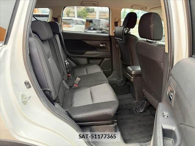 Mitsubishi OUTLANDER 2017-08 7788062-19