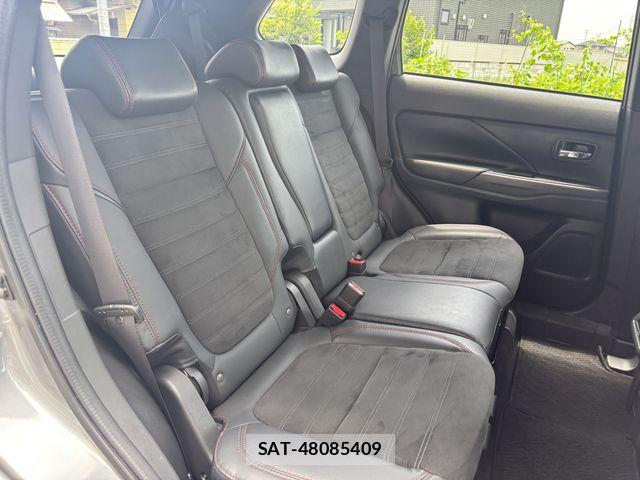Mitsubishi OUTLANDER 2020-04 8131817-12