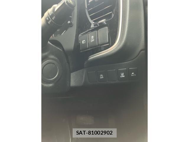 Mitsubishi OUTLANDER 2017-10 8830995-14