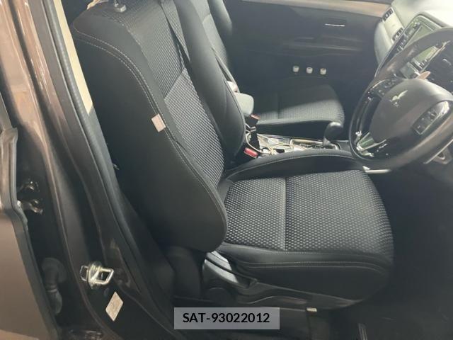 Mitsubishi OUTLANDER 2017-09 8355299-14