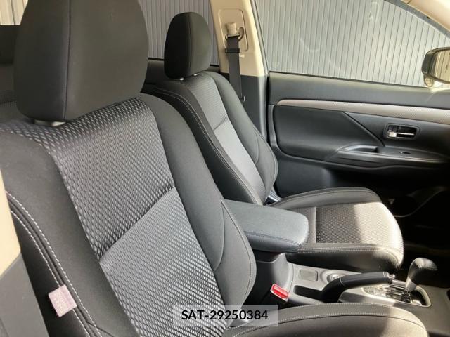 Mitsubishi OUTLANDER 2015-08 8368030-11