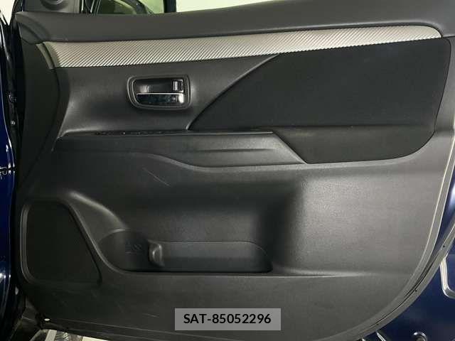 Mitsubishi OUTLANDER 2017-07 8563124-13