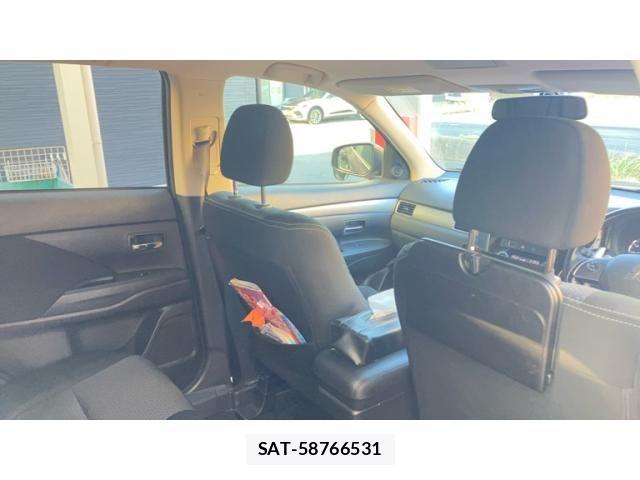 Mitsubishi OUTLANDER 2016-10 8563125-11