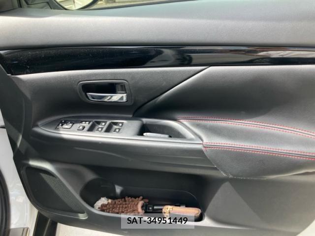 Mitsubishi OUTLANDER 2018-08 8745090-14