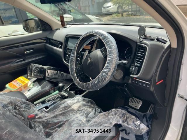 Mitsubishi OUTLANDER 2018-08 8745090-15