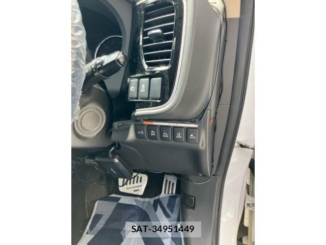 Mitsubishi OUTLANDER 2018-08 8745090-18