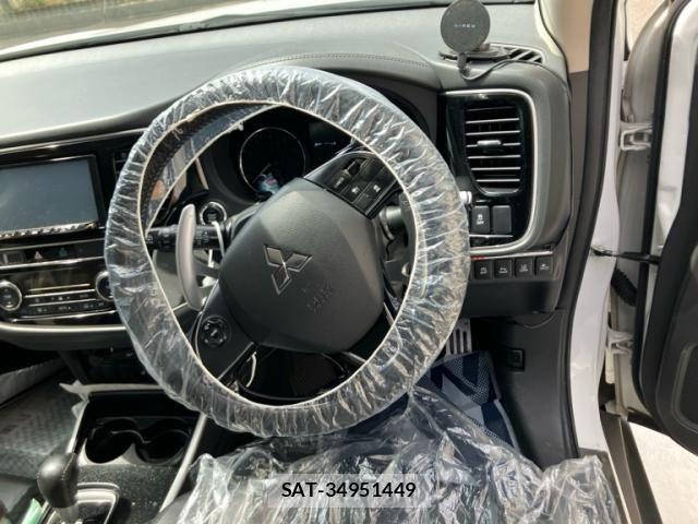 Mitsubishi OUTLANDER 2018-08 8745090-19