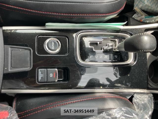 Mitsubishi OUTLANDER 2018-08 8745090-25