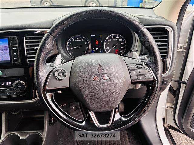 Mitsubishi OUTLANDER 2015-12 8871799-11