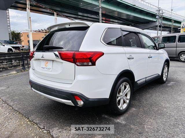Mitsubishi OUTLANDER 2015-12 8871799-18