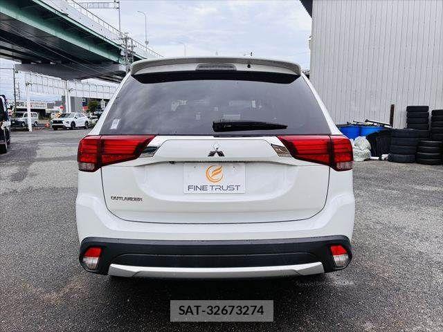 Mitsubishi OUTLANDER 2015-12 8871799-19