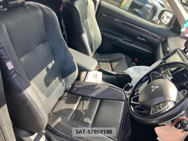 Mitsubishi OUTLANDER 2015-12 8881470-11