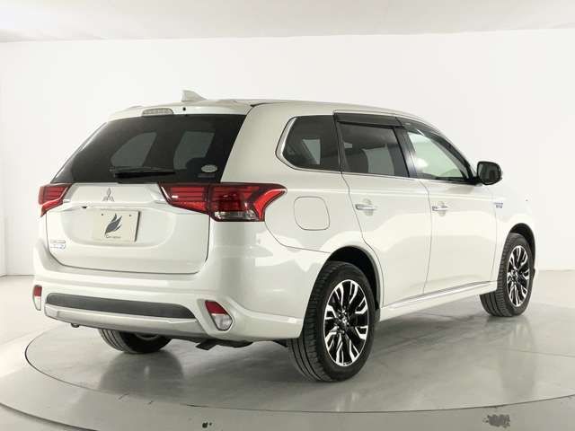 Mitsubishi OUTLANDER PHEV 2017-03 3679612-5