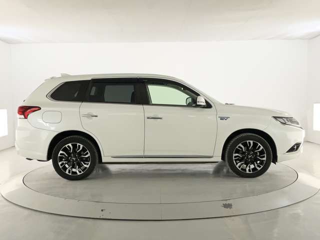 Mitsubishi OUTLANDER PHEV 2017-03 3679612-6