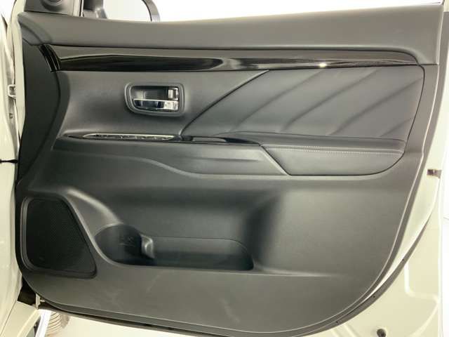 Mitsubishi OUTLANDER PHEV 2017-03 3679612-11