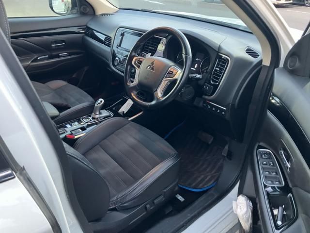 Mitsubishi OUTLANDER PHEV 2019-04 3679605-16