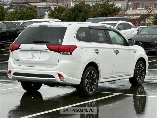 Mitsubishi OUTLANDER PHEV 2015-10 4140382-16