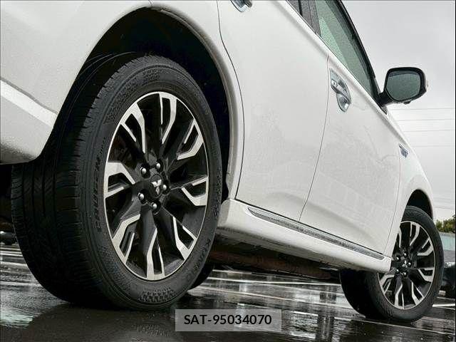 Mitsubishi OUTLANDER PHEV 2015-10 4140382-18