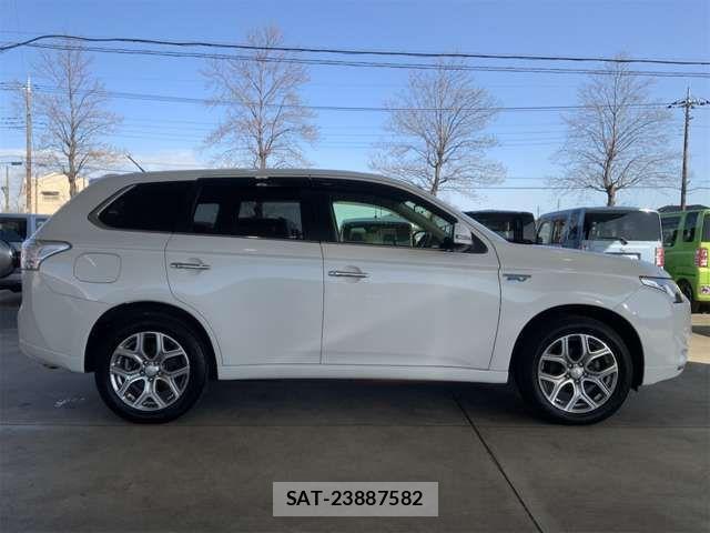 Mitsubishi OUTLANDER PHEV 2013-03 4598965-6