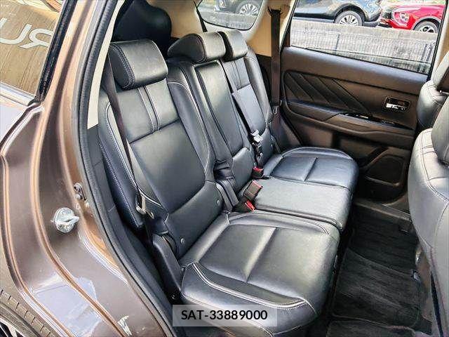 Mitsubishi OUTLANDER PHEV 2015-08 6673085-11