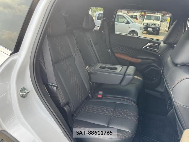 Mitsubishi OUTLANDER PHEV 2023-06 7021210-8
