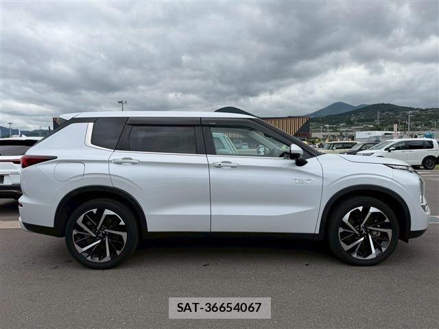 Mitsubishi OUTLANDER PHEV 2023-08 7060154-9