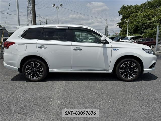 Mitsubishi OUTLANDER PHEV 2016-03 7060157-9