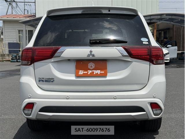 Mitsubishi OUTLANDER PHEV 2016-03 7060157-10