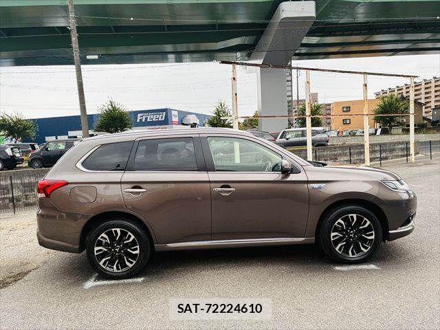 Mitsubishi OUTLANDER PHEV 2015-09 7060158-17