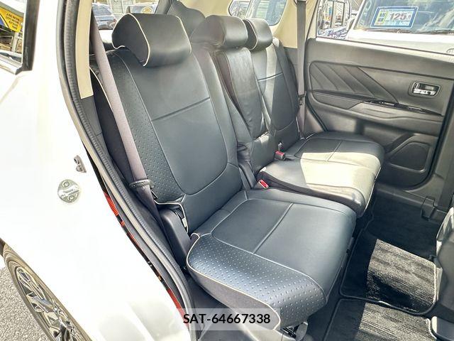 Mitsubishi OUTLANDER PHEV 2016-03 7060155-16