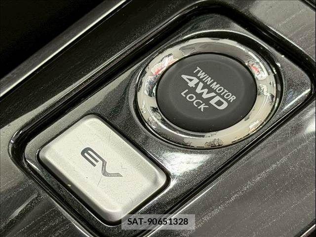 Mitsubishi OUTLANDER PHEV 2018-08 7060160-23