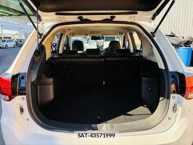 Mitsubishi OUTLANDER PHEV 2015-10 7216948-9