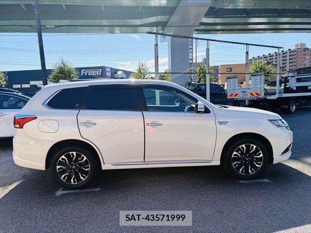 Mitsubishi OUTLANDER PHEV 2015-10 7216948-16