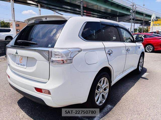 Mitsubishi OUTLANDER PHEV 2014-08 7393482-16