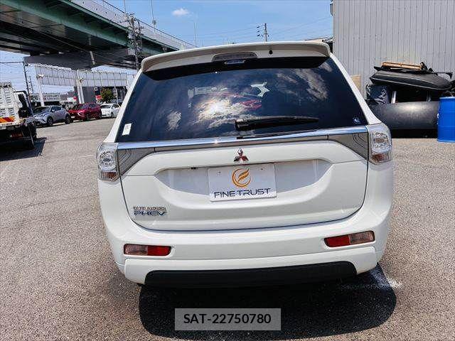 Mitsubishi OUTLANDER PHEV 2014-08 7393482-17