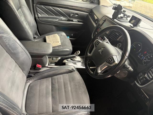 Mitsubishi OUTLANDER PHEV 2016-02 7963238-9