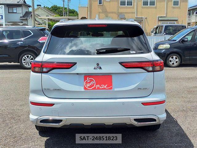 Mitsubishi OUTLANDER PHEV 2023-04 8037521-5