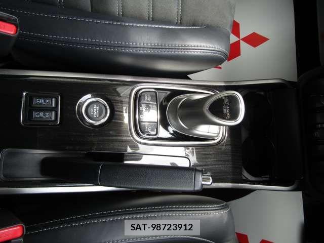 Mitsubishi OUTLANDER PHEV 2015-10 8075080-16