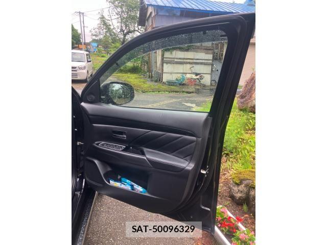Mitsubishi OUTLANDER PHEV 2015-07 8101122-8