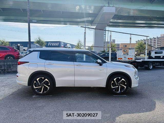Mitsubishi OUTLANDER PHEV 2022-03 8101115-17