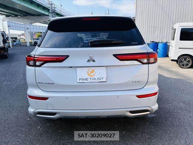 Mitsubishi OUTLANDER PHEV 2022-03 8101115-19