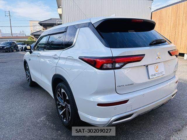 Mitsubishi OUTLANDER PHEV 2022-03 8101115-20