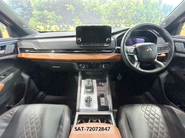 Mitsubishi OUTLANDER PHEV 2023-04 8101108-1