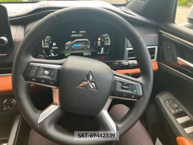 Mitsubishi OUTLANDER PHEV 2022-07 8101110-12