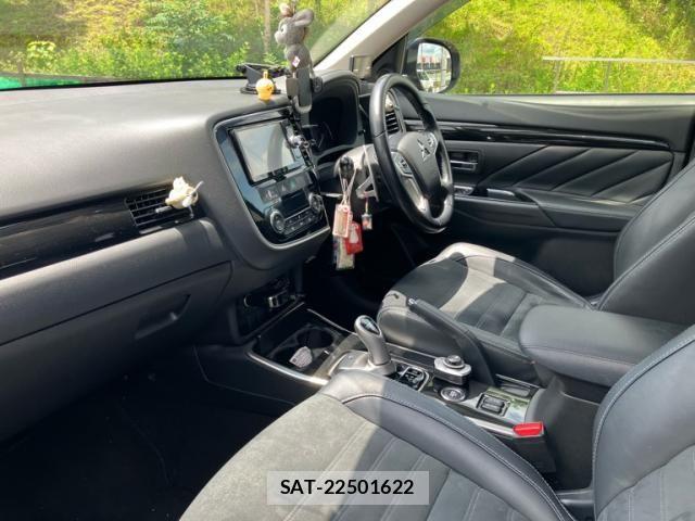 Mitsubishi OUTLANDER PHEV 2015-10 8101124-9